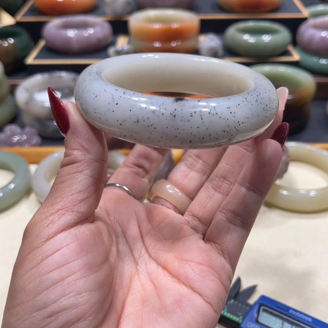 未镶嵌手镯石英岩玉
