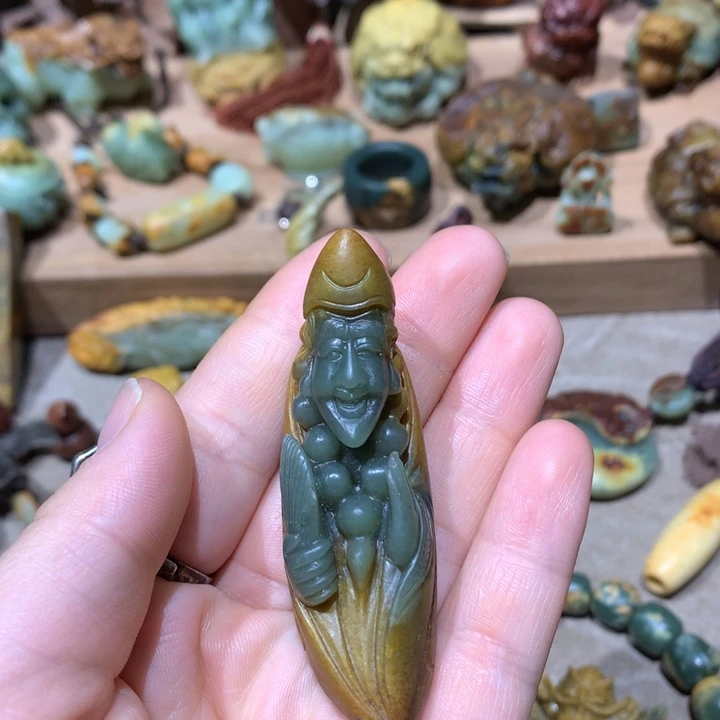 未镶嵌岫岩河磨玉（透闪石质玉）把件