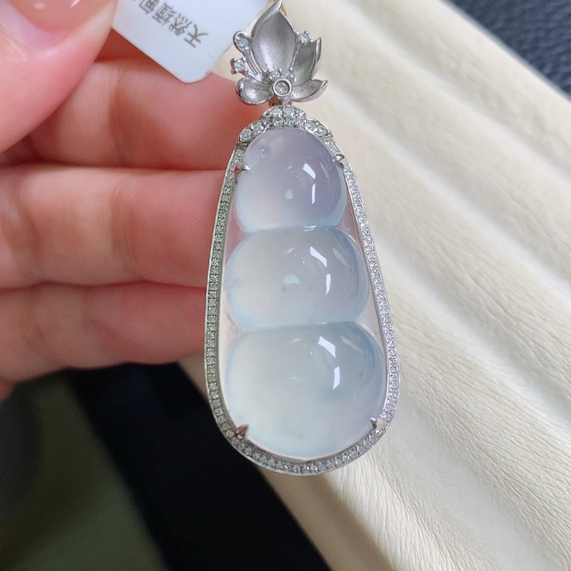 【闪购商品】翡翠18K金镶嵌颈饰豆子