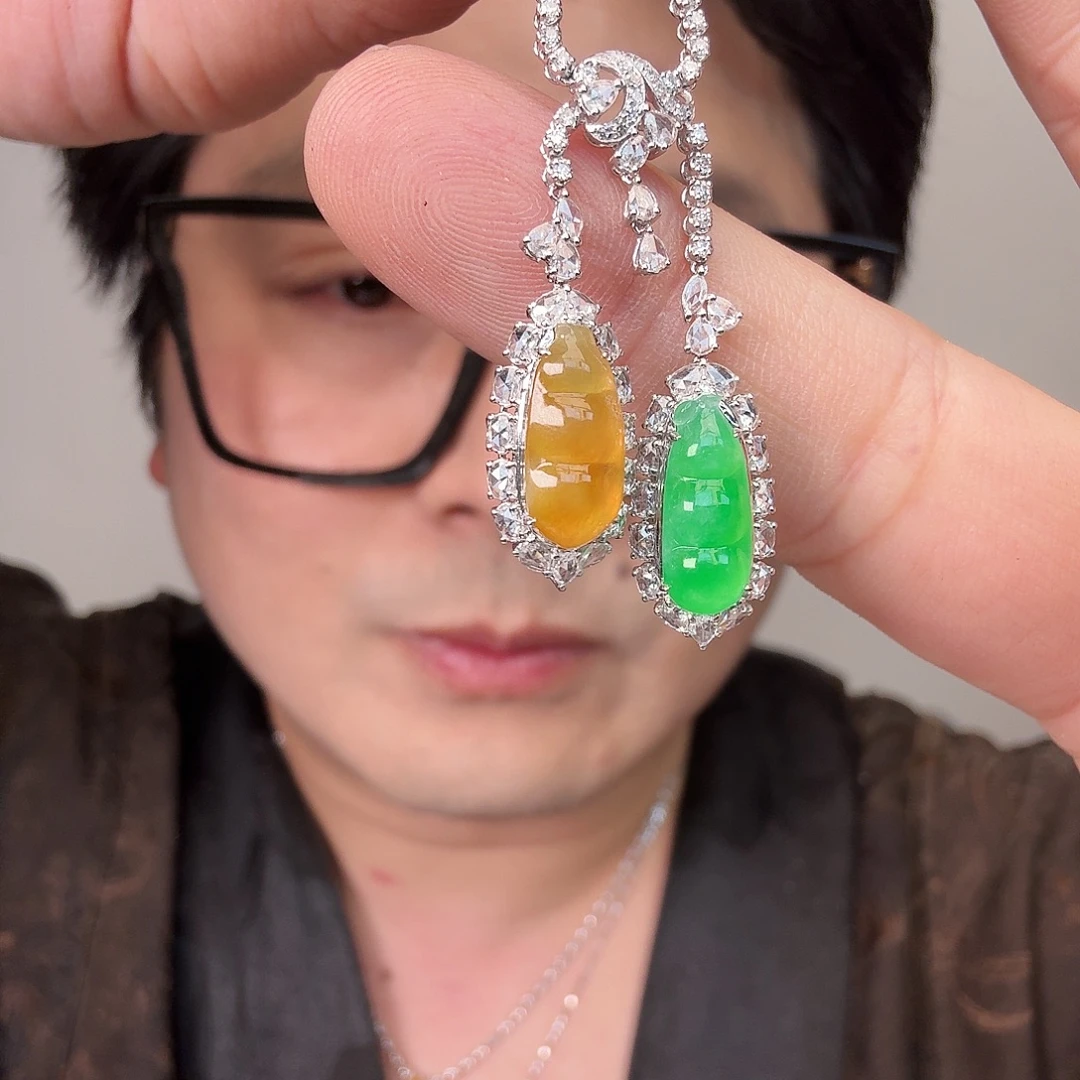 刘***雨翡翠18K金镶嵌颈饰一件