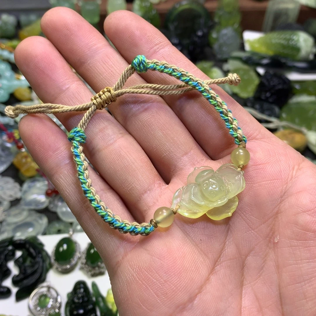 岫玉未镶嵌颈饰莲花