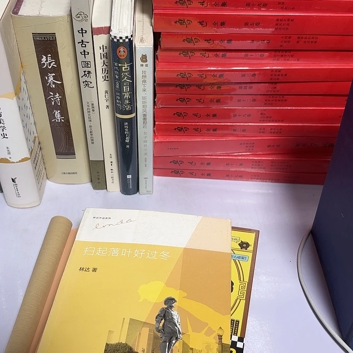 扫起落叶好过冬…………………………