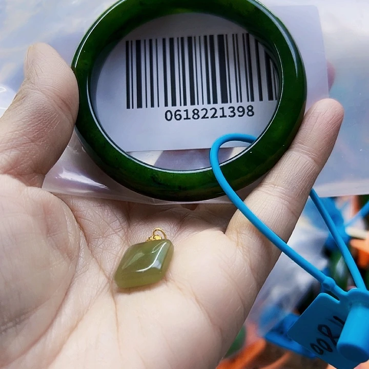 怡***和田玉未镶嵌手镯包容手镯搭吊坠