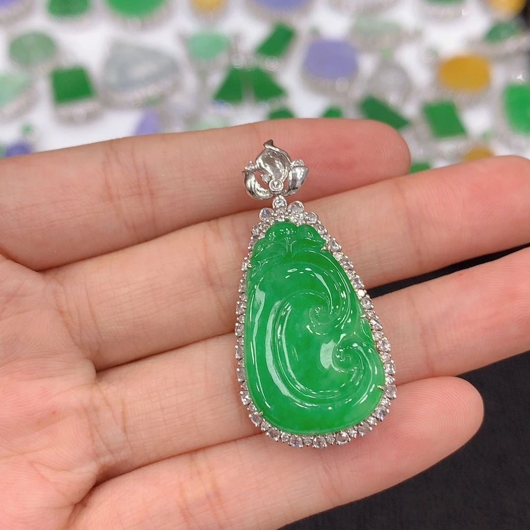 翡翠吊坠(不含链)18K金镶嵌如意