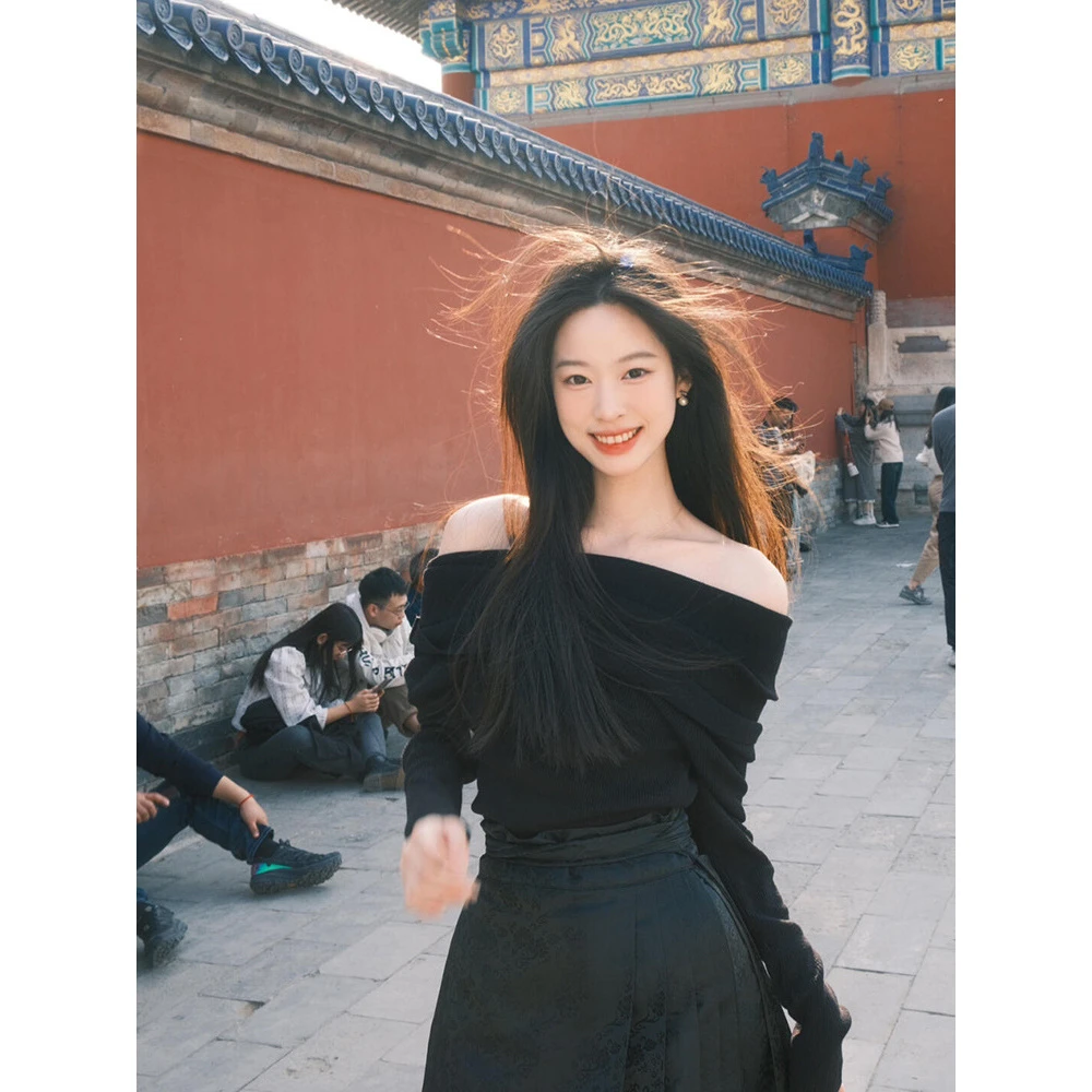 一字肩黑色针织上衣女长袖修身露肩毛衣高级2025新款春秋季马面裙