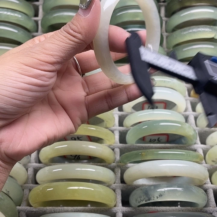 蛇纹石玉未镶嵌手镯82