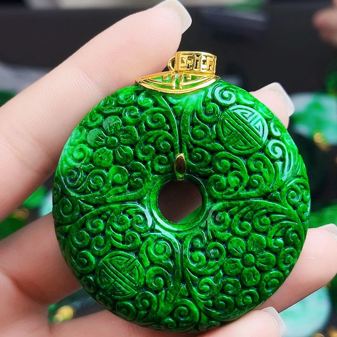 颈饰18K金镶嵌翡翠多样性