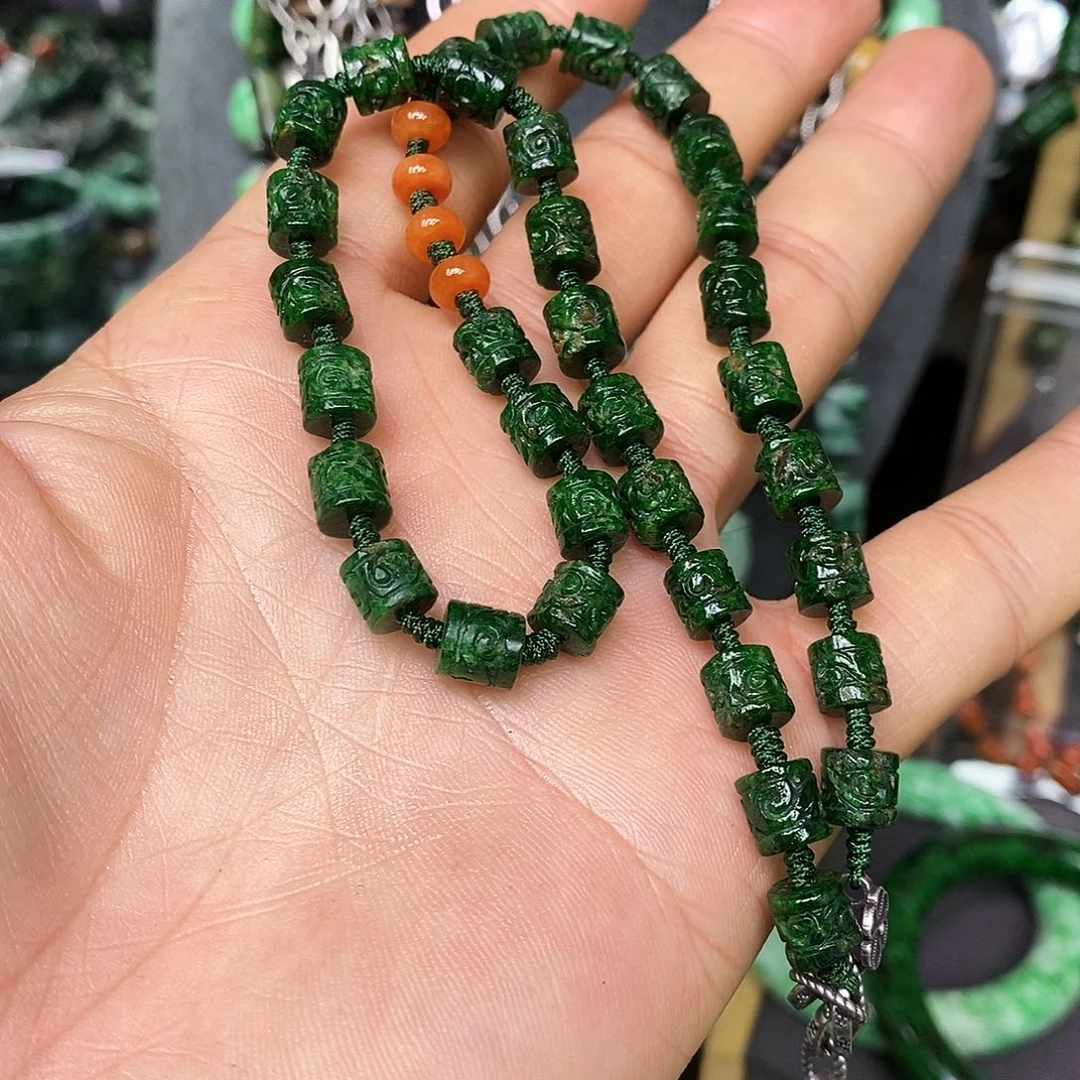 颈饰未镶嵌翡翠漂亮美眉