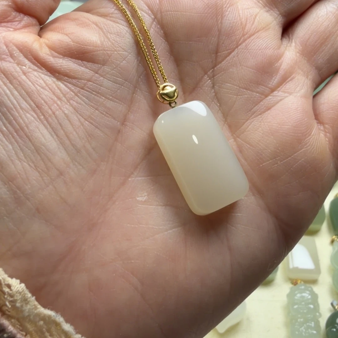 和田玉18K金镶嵌颈饰