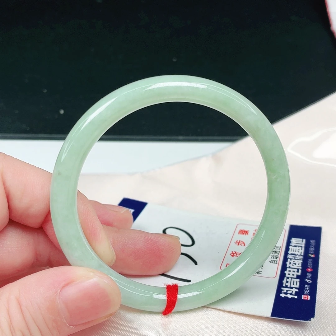 翡翠手镯未镶嵌翡翠