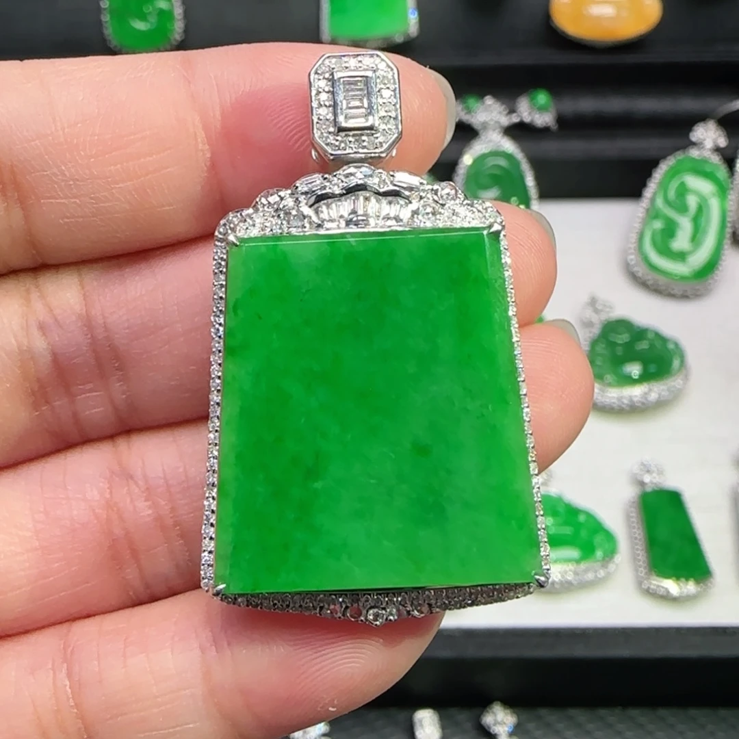 柠***·翡翠18K金镶嵌颈饰吊坠