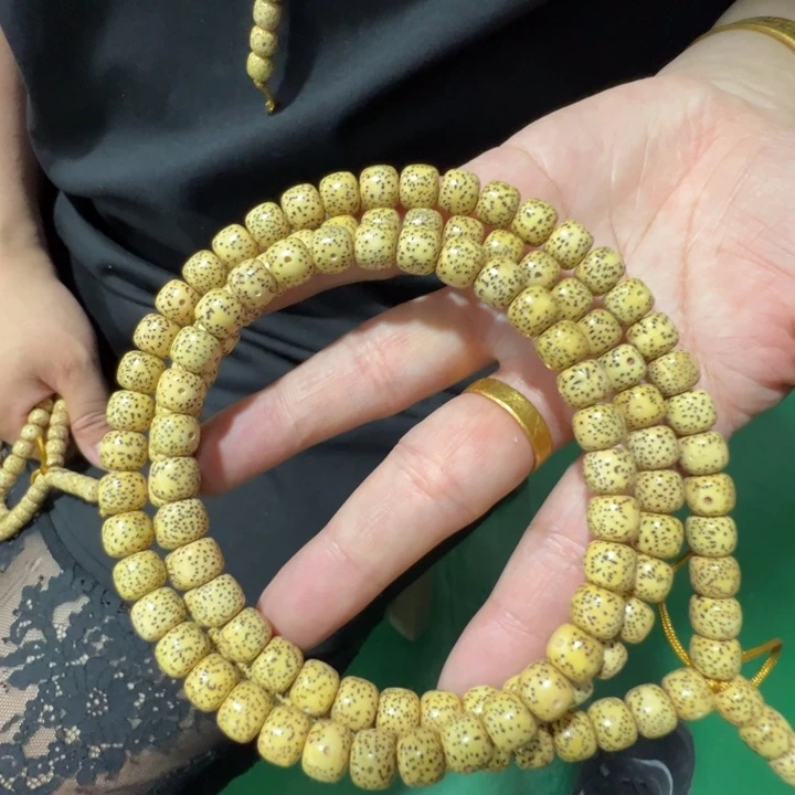 星月菩提吊坠鸡油黄9×8左右108颗
