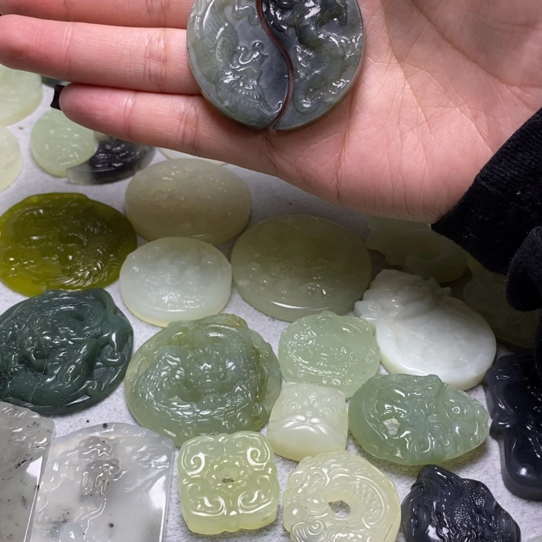 蛇纹石玉颈饰未镶嵌