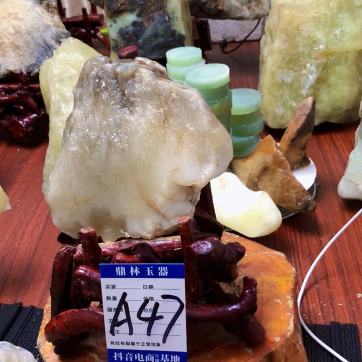 蛇纹石玉未镶嵌珠宝奇石