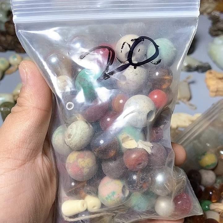 和田玉未镶嵌颈饰至少50个