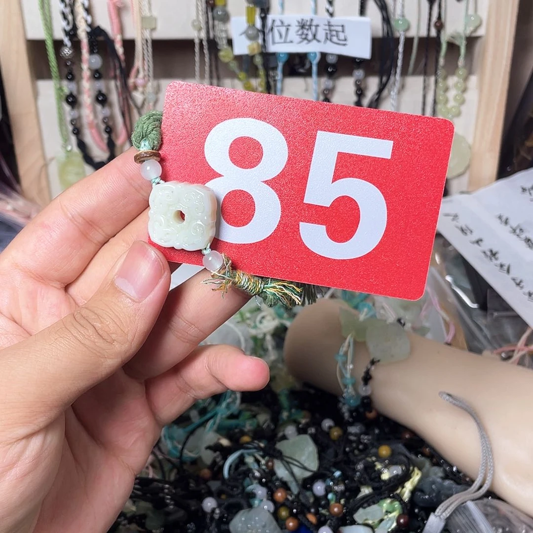 蛇纹石玉颈饰合金小**懒