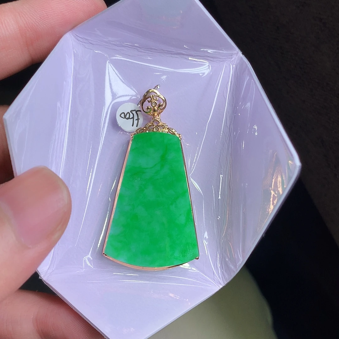 颈饰18K金镶嵌翡翠