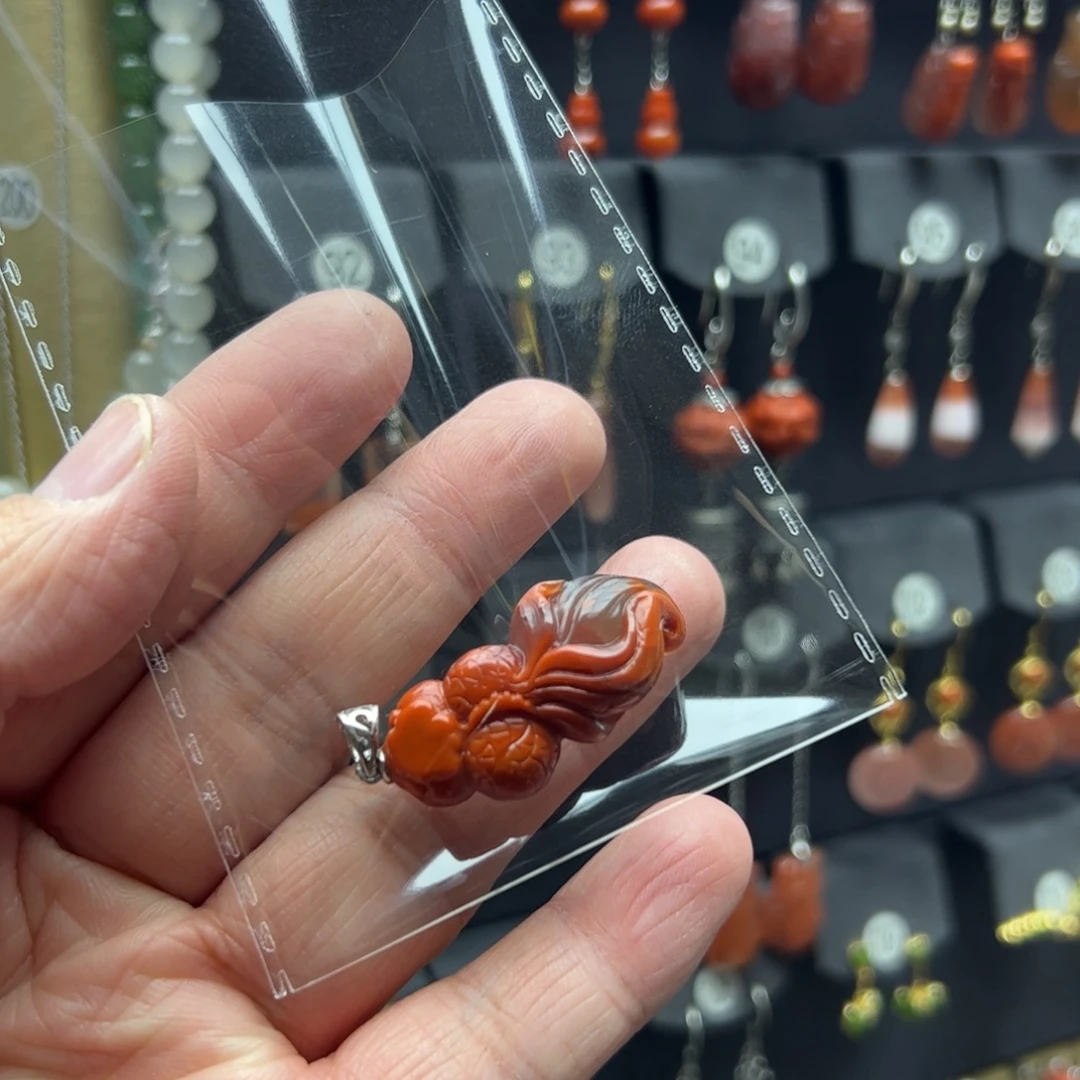 艾***思南红玛瑙银S925镶嵌耳饰