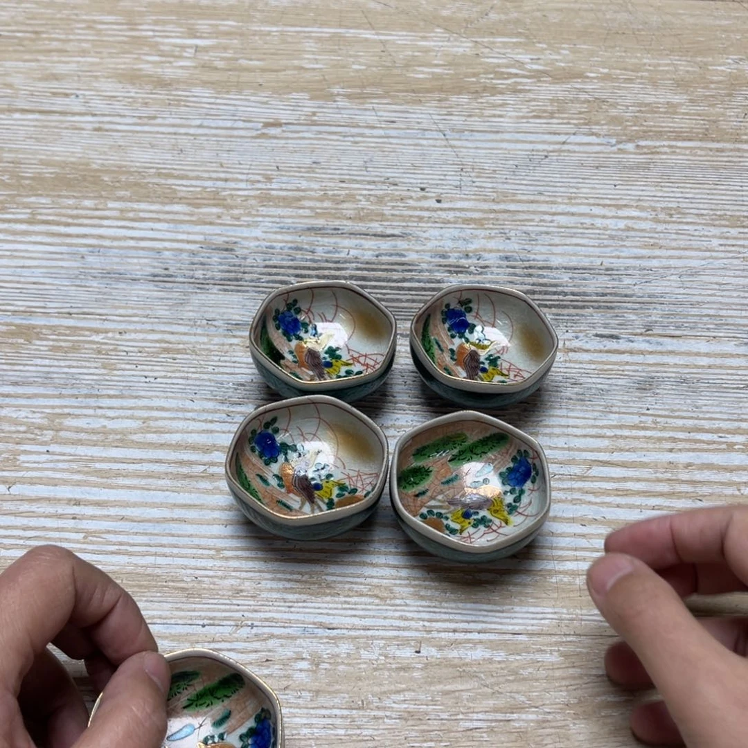 瓷片料****厨密密麻麻地排列着