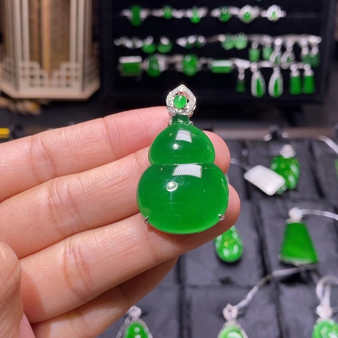 颈饰18K金镶嵌翡翠葫芦吊坠