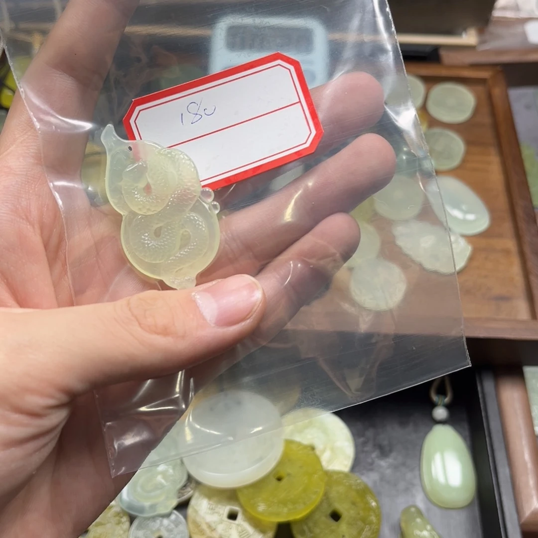 蛇纹石玉颈饰合金霜*