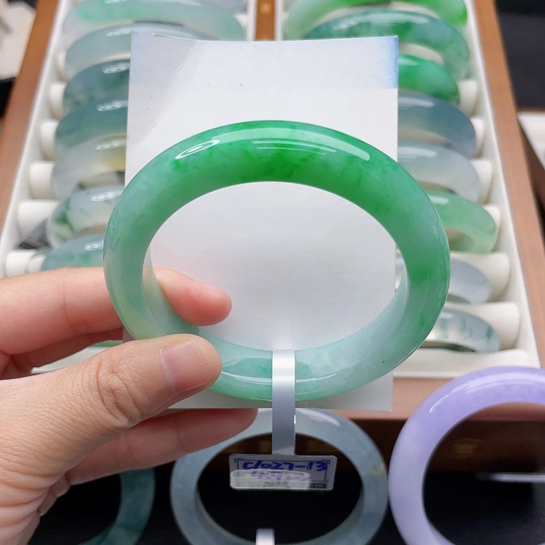 翡翠未镶嵌手镯白底青