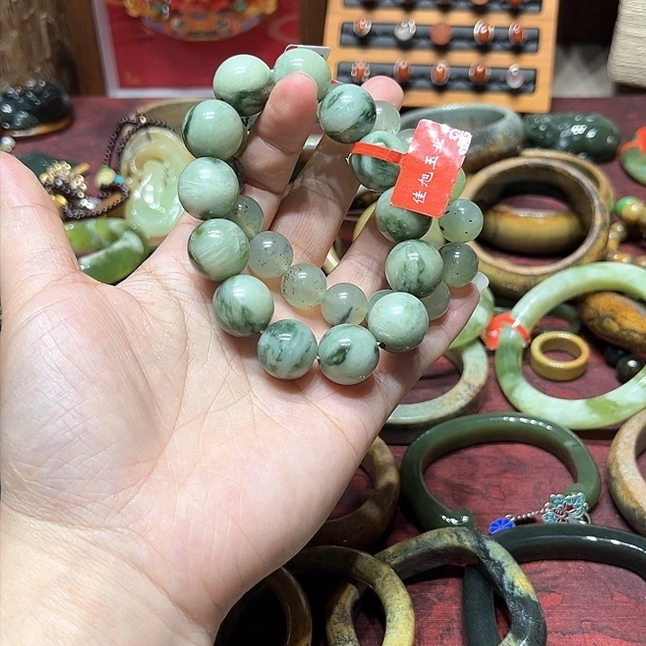 和田玉手镯未镶嵌呆****?