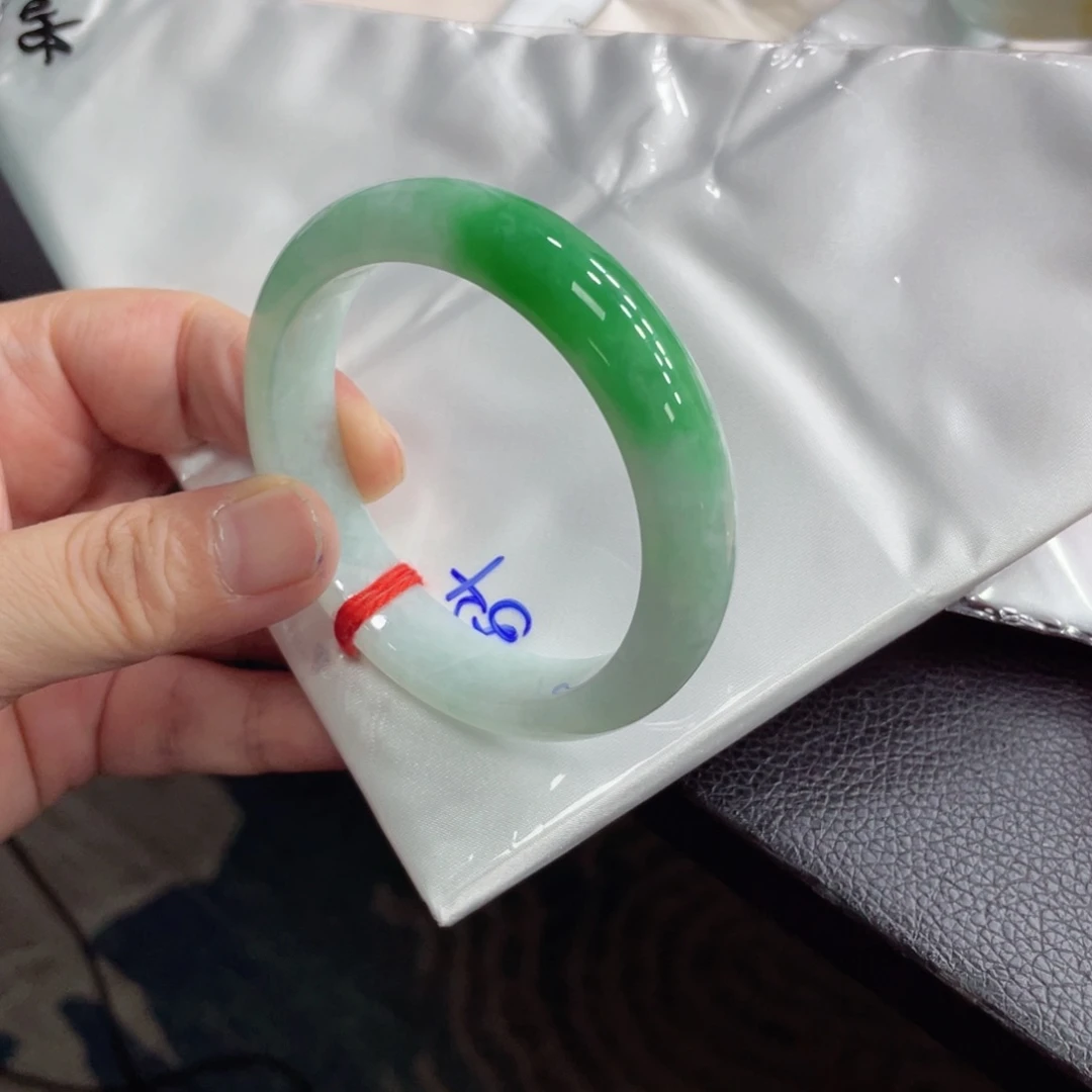 翡翠手镯未镶嵌54圈口