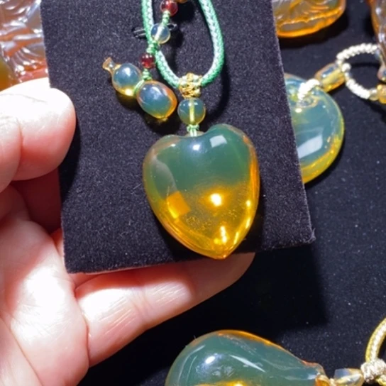 琥珀未镶嵌裸石蓝珀爱心