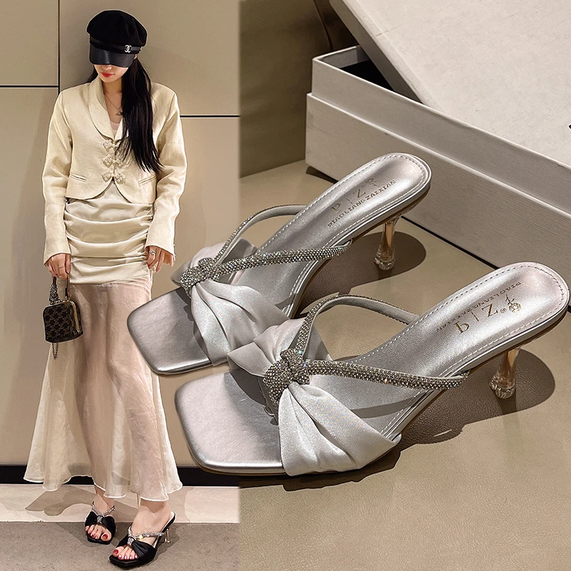 法式水钻蝴蝶结粗跟凉鞋女夏外穿2025新款一字带水晶仙女风高跟鞋