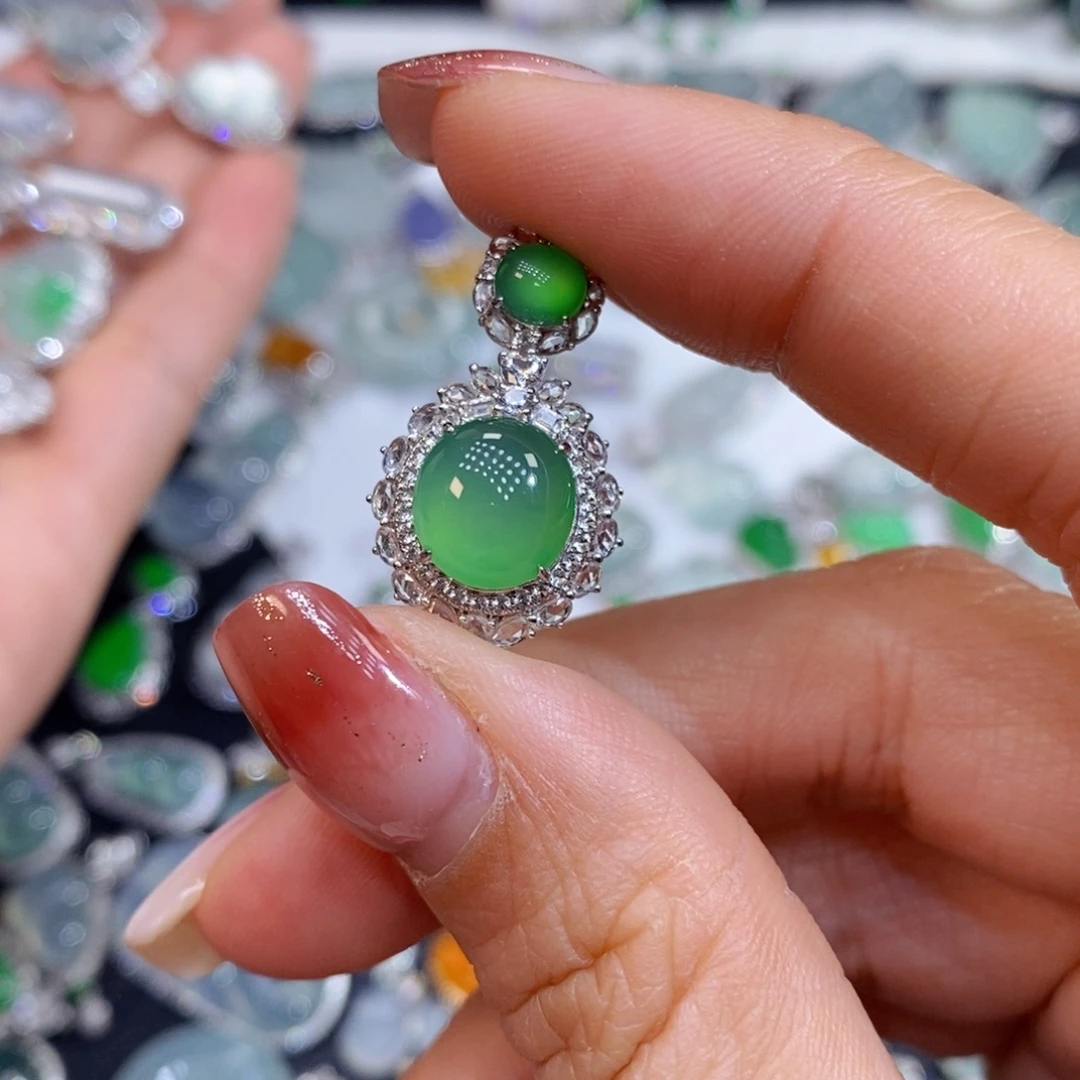 翡翠18K金镶嵌颈饰