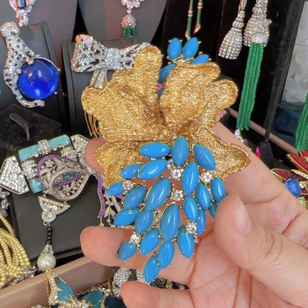 芳***大理石铁合金胸针