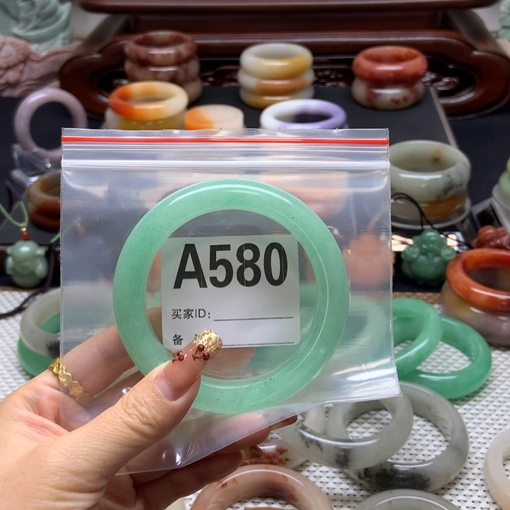 冷***顏石英质玉未镶嵌手镯