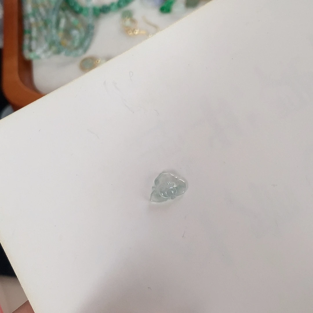 翡翠未镶嵌颈饰莲花