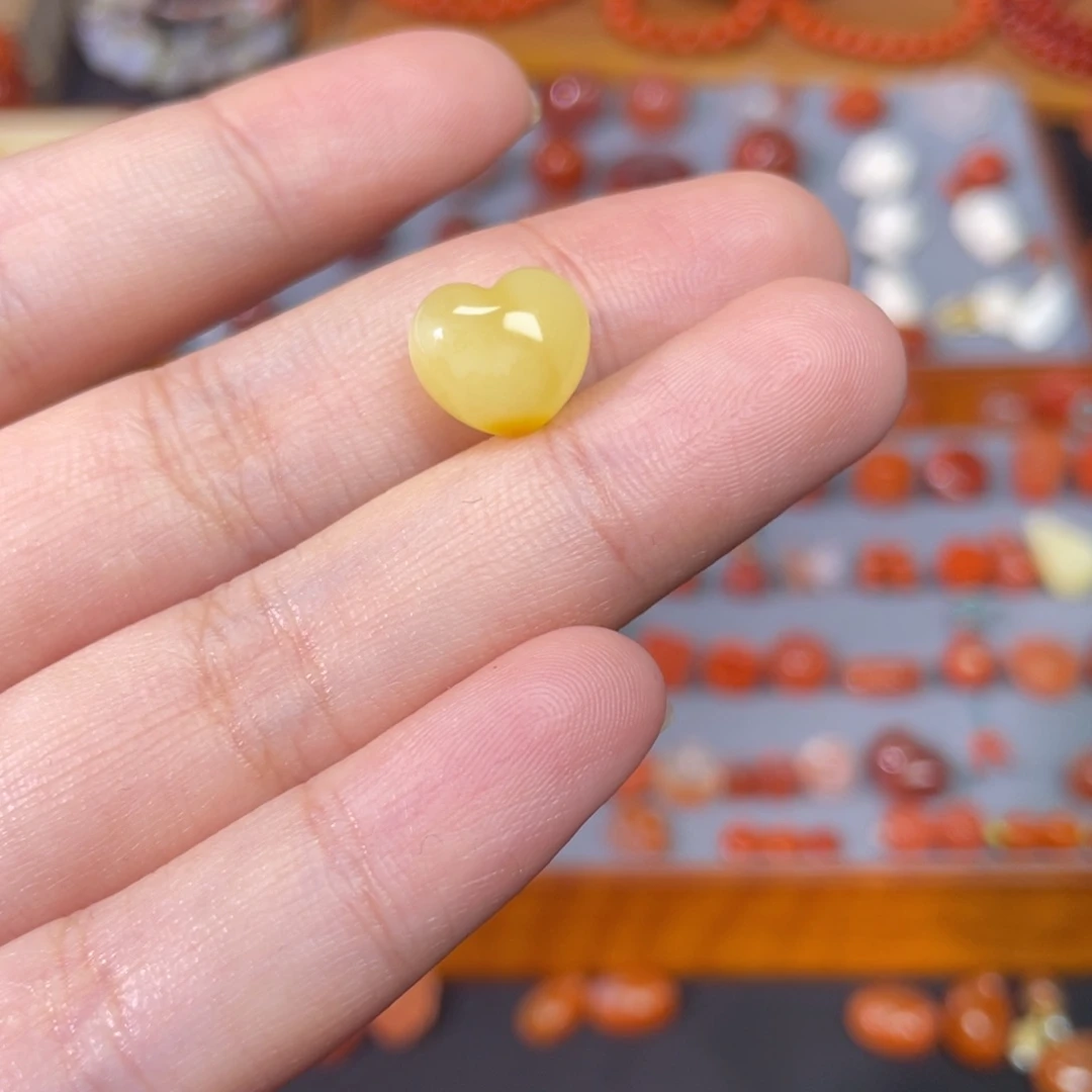 蜜蜡未镶嵌裸石屁桃心