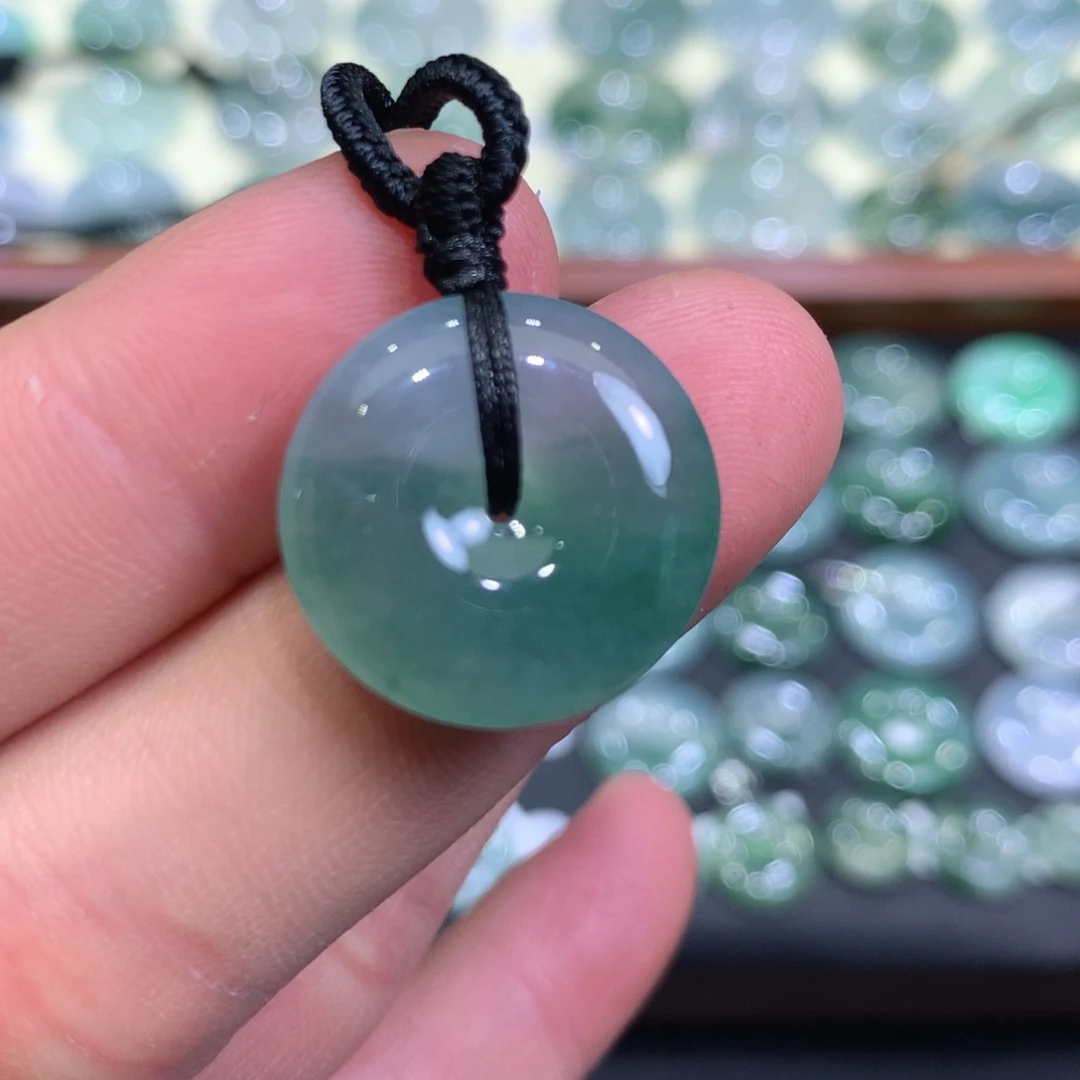 翡翠颈饰未镶嵌平安扣