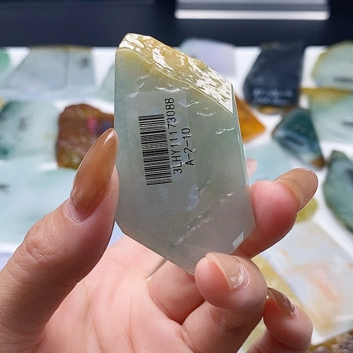 翡翠未镶嵌颈饰翡翠未镶嵌颈饰