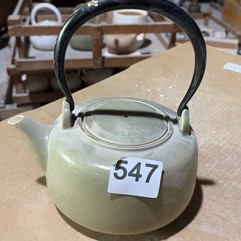 微瑕，明火，不能干烧，约700毫升。547，嘴口有缺瓷