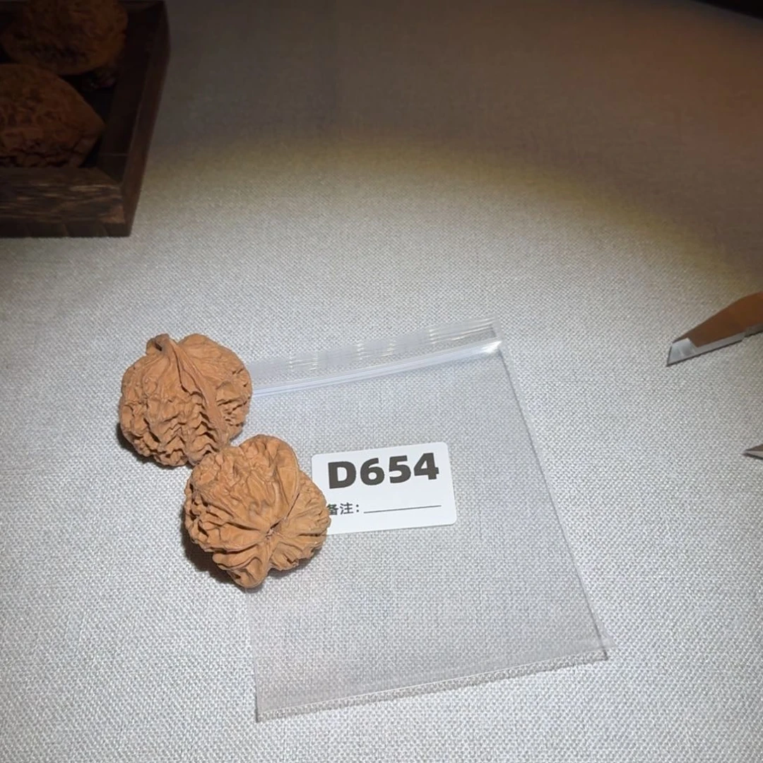 文玩核桃吊坠梨木台654
