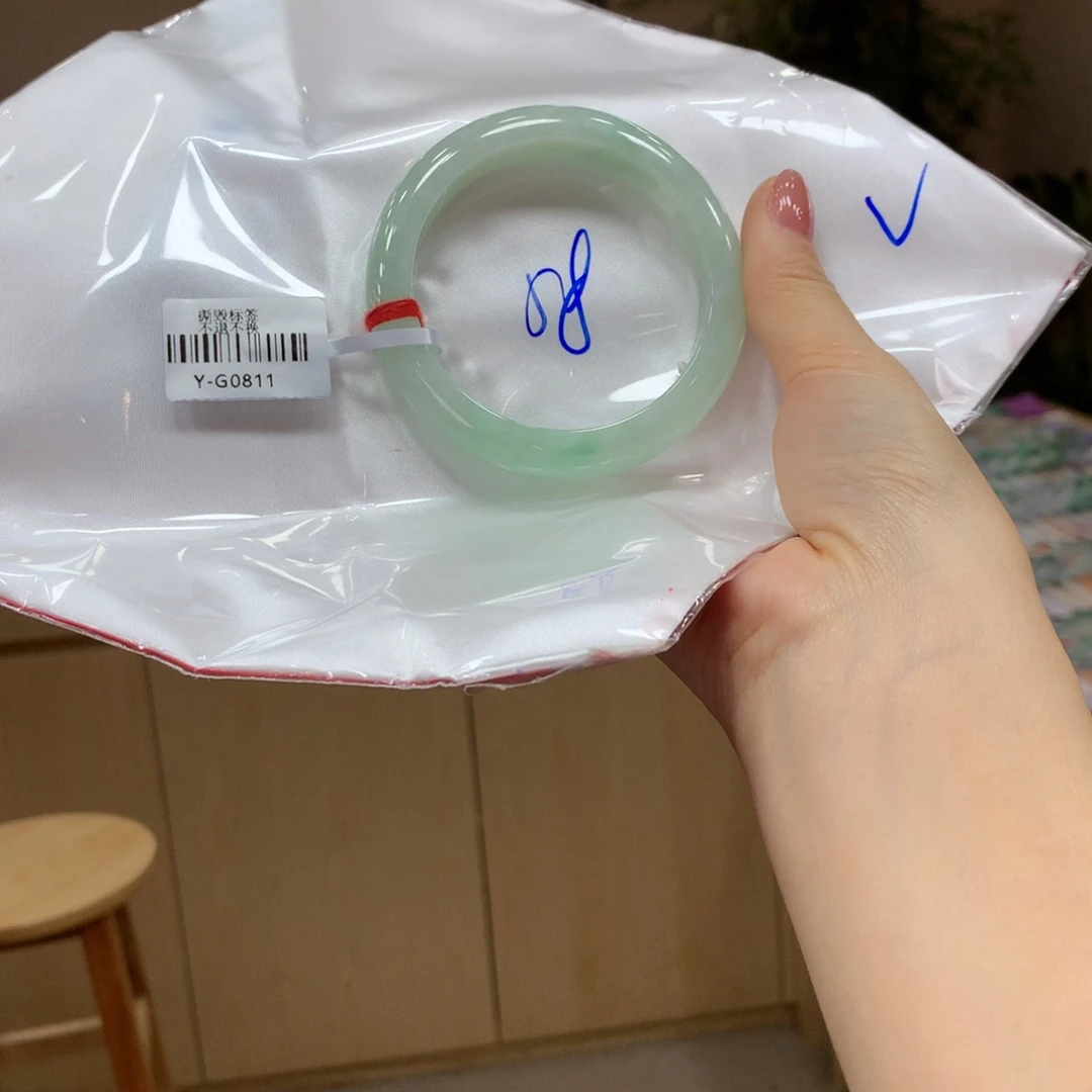 翡翠手镯未镶嵌不退不换