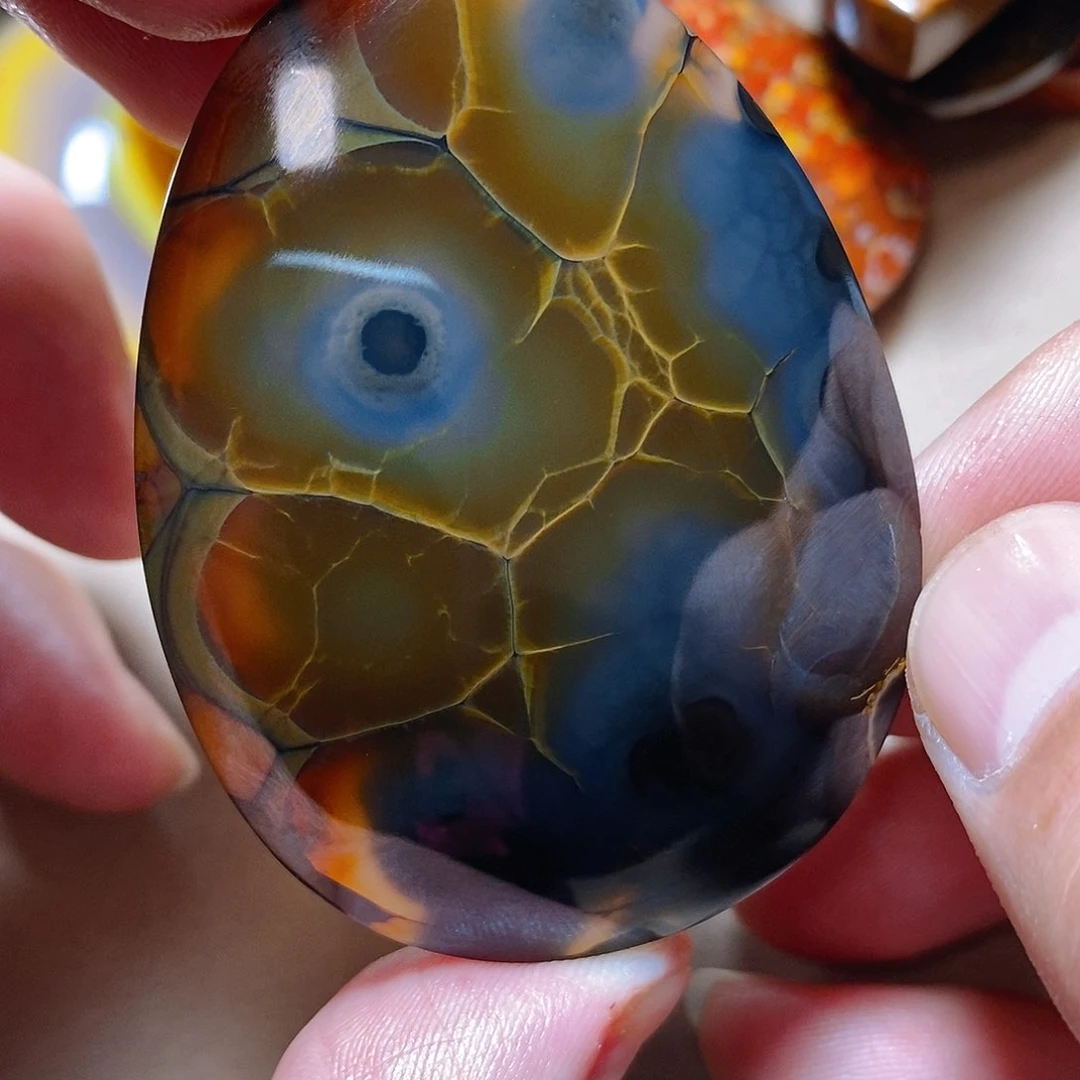 未镶嵌颈饰玛瑙/玉髓三*