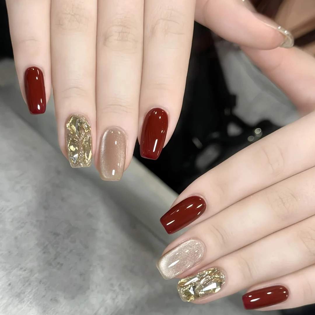 酒红色穿戴甲纯手工短款猫眼爆闪新年款显白高级感成品美甲贴片