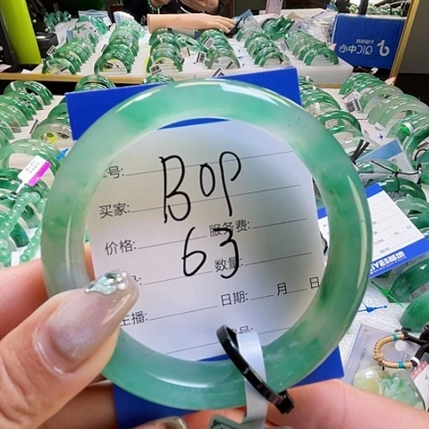 石英质玉未镶嵌颈饰一个