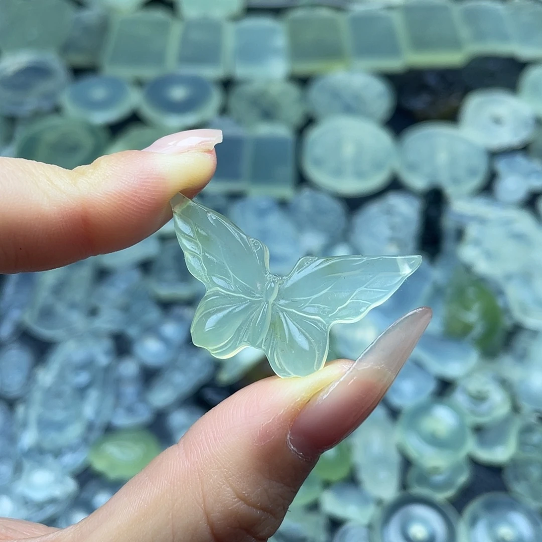 岫玉未镶嵌颈饰蝴蝶