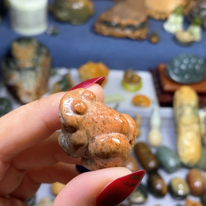 岫岩河磨玉(透闪石质玉)未镶嵌挂件通孔青蛙