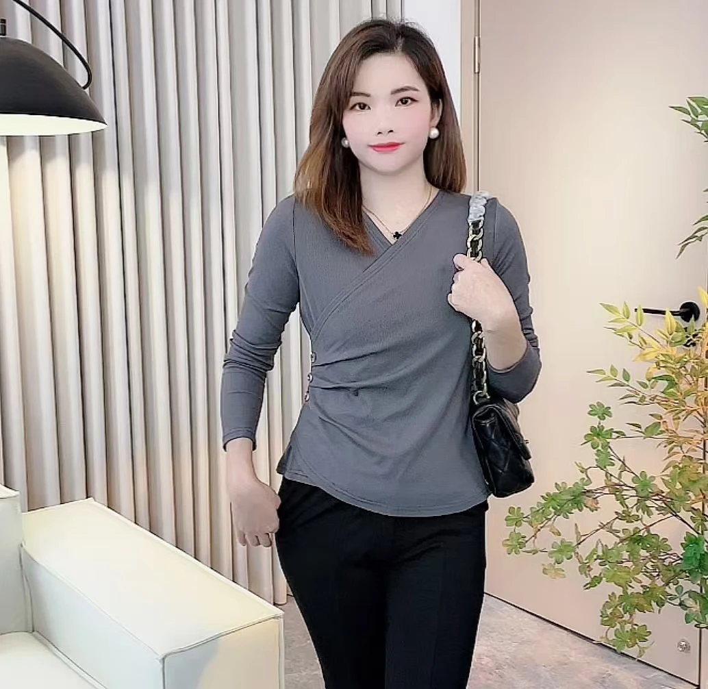 秋季新款设计感交叉纽扣打底百搭收腰修身显瘦洋气质V领长袖上衣