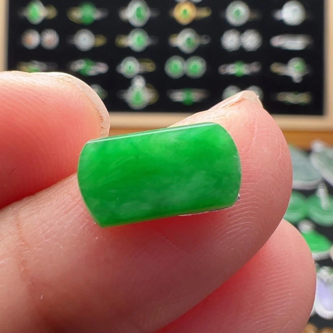 翡翠未镶嵌颈饰马鞍