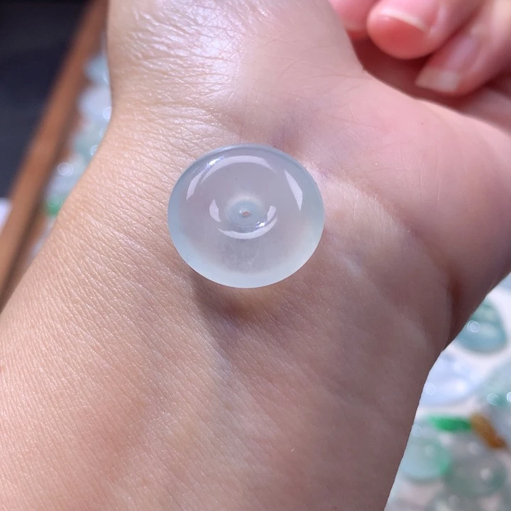 颈饰未镶嵌翡翠冰种肥扣子