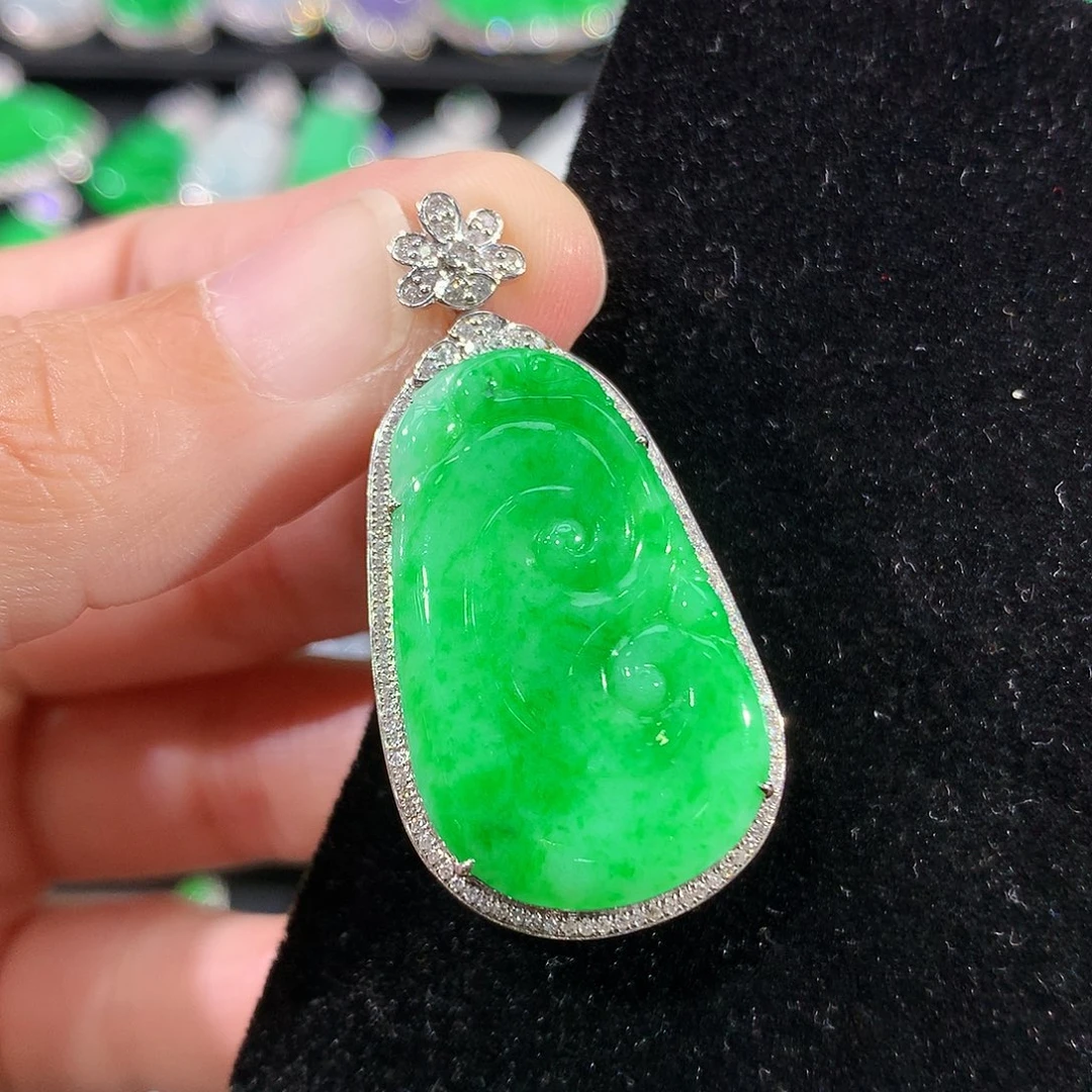 翡翠18K金镶嵌颈饰