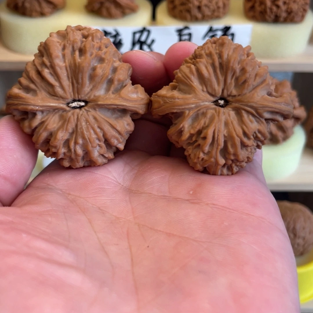 牧***之吊坠文玩核桃南疆44克重一样